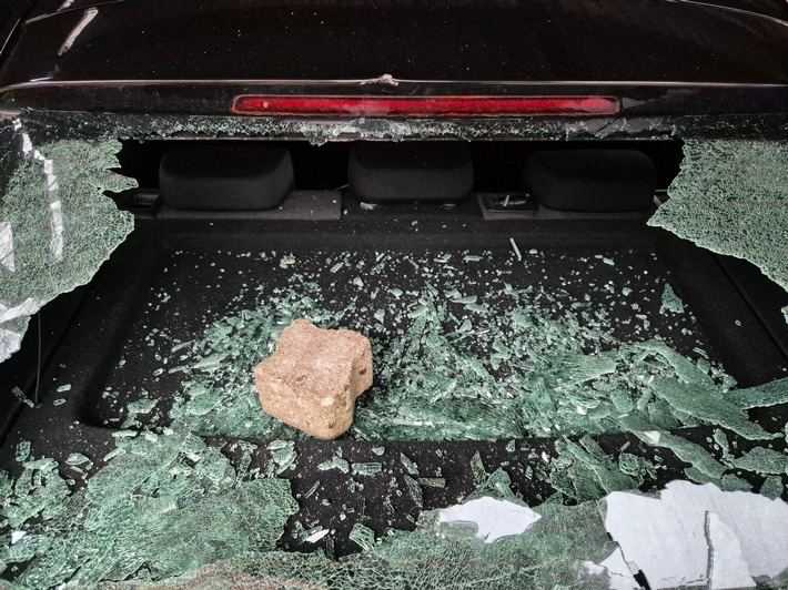 POL-SE: Tornesch - Polizei bittet um Hinweise nach Sachbeschädigungen im Innenstadtbereich