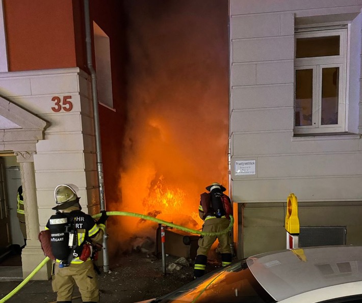 FW Stuttgart: Flammen greifen auf Wohngebäude über