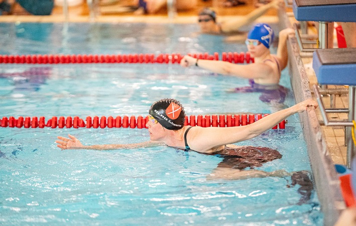 DLRG Rettungsschwimmer zwischen 25 und 90 Jahren messen sich in Schwerte
