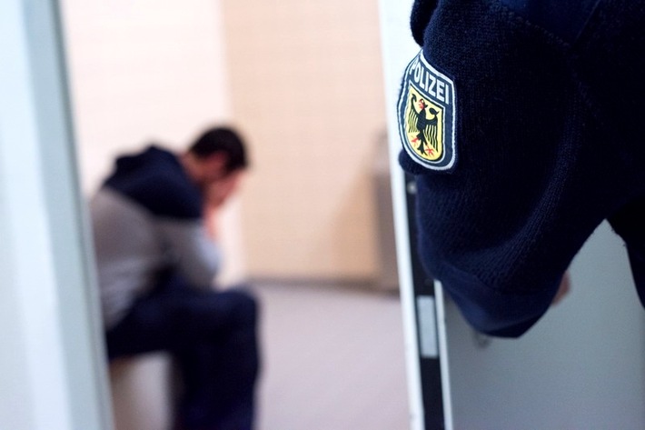 Bundespolizeidirektion München: Grenzkontrolle - Gericht - Gefängnis: Bundespolizei bringt albanischen Schleuser hinter Gitter