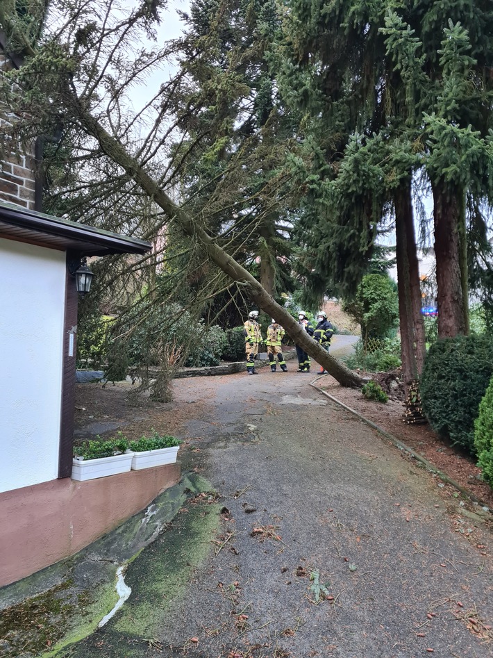 FW-EN: Feuerwehr Herdecke durch Sturmtief Zeynap gefordert - 41 Einsätze!