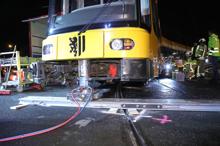 FW Dresden: Straßenbahn gleist nach Verkehrsunfall aus