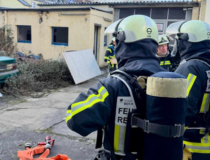 FW-BO: Verpuffung in Anbau einer Werkstatt - eine verletzte Person, Gebäude nicht mehr nutzbar