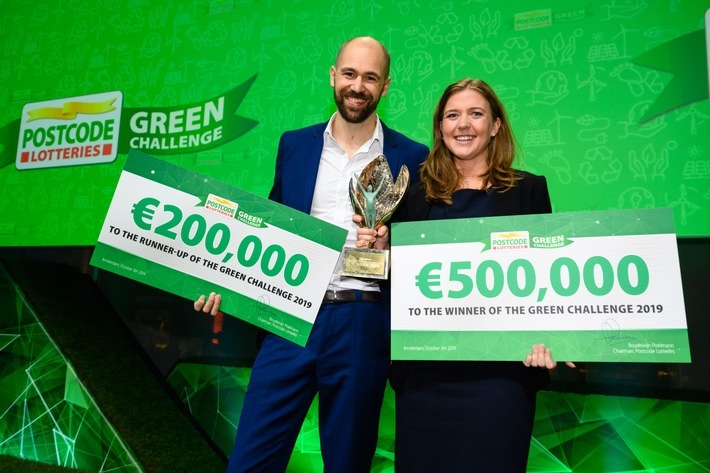 Wettbewerb für grüne Startups: 1 Million Euro für eine nachhaltigere Welt / Ab sofort startet die Bewerbungsphase für die Postcode Lotteries Green Challenge 2020 / Gewinner der Postcode Lotteries Green Challenge 2019: Zweitplatzierter Fabian Lemke von nuventura und Hauptgewinnerin Sofie Allert von der Swedish Algae Factory. Weiterer Text über ots und www.presseportal.de/nr/41583 / Die Verwendung dieses Bildes ist für redaktionelle Zwecke honorarfrei. Veröffentlichung bitte unter Quellenangabe: "obs/Deutsche Postcode Lotterie/Postcode Lotterien/Roy Beusker"
