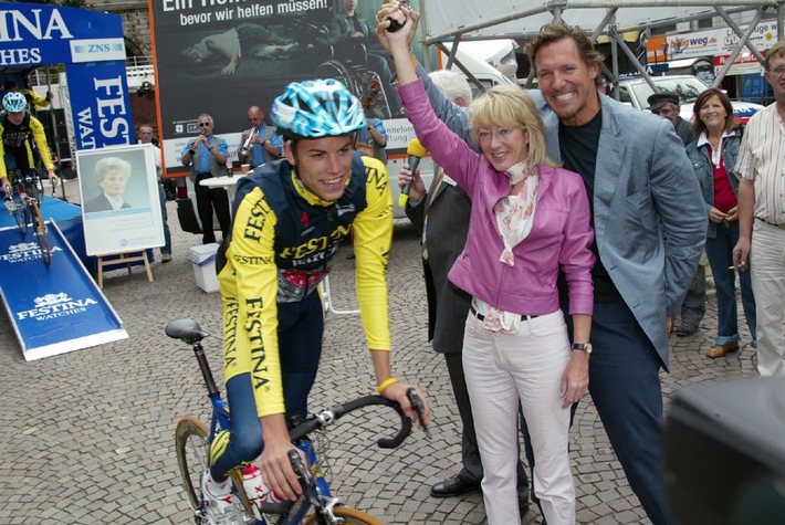 +++&quot;ZNS - Tour de France&quot; nach Paris gestartet+++ / Hollywood-Actionstar Ralf Möller gab den Startschuss