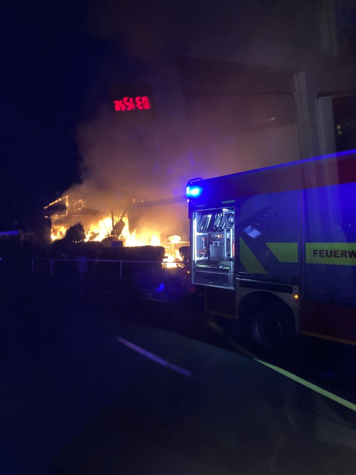 FW Ratingen: Großbrand in Frischemarkt - Erstmeldung