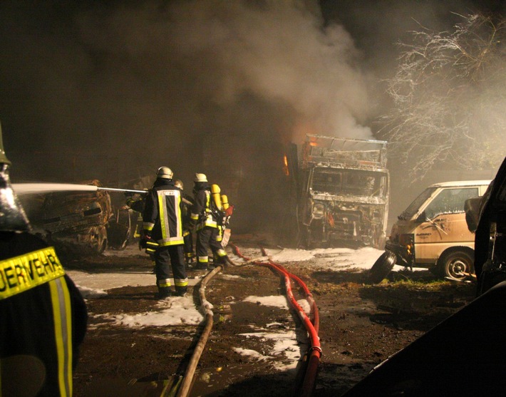 FW-E: Feuer auf Schrottplatz, Feuerwehren aus Oberhausen und Essen löschen gemeinsam