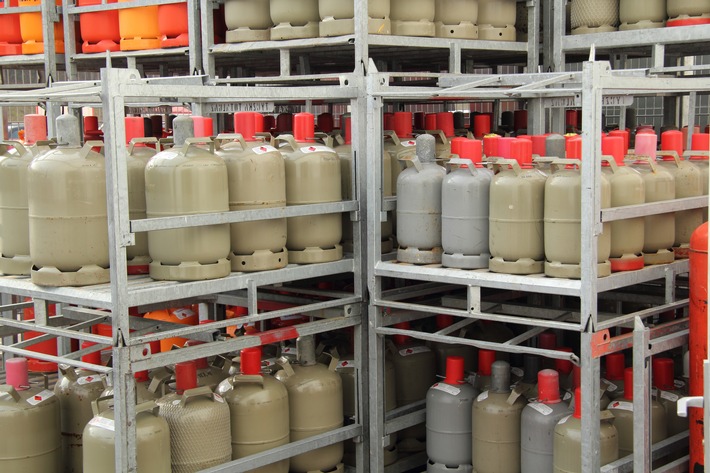 Das Befüllen von Flüssiggas-Flaschen gehört ausschließlich in Profi-Hände / Deutscher Verband Flüssiggas: Füllstellen sorgen für regelkonformes und sicheres Befüllen