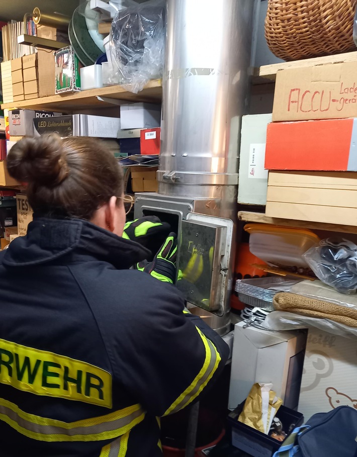 FW-EN: Ungewöhnlicher Feuerwehreinsatz: Kauz aus Kaminzug in der Straße Am Langenkamp gerettet