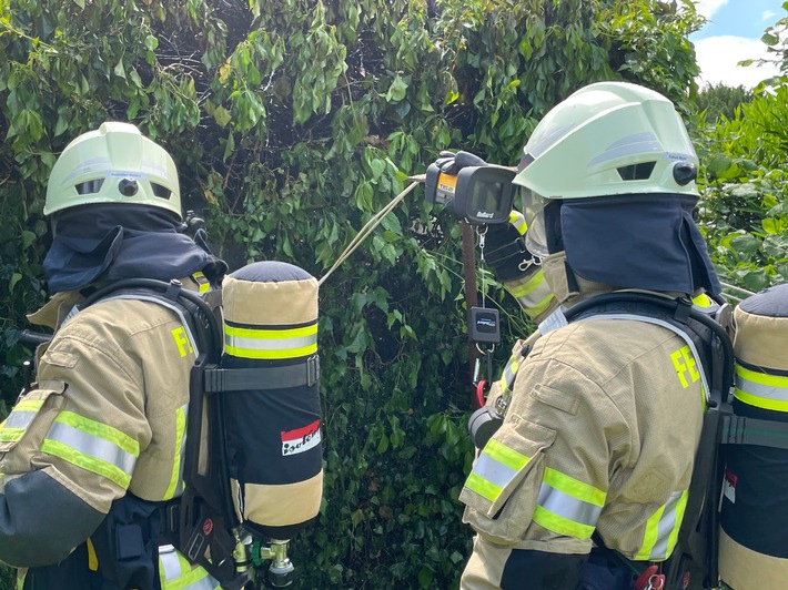 FW Lehrte: Gas-Abflammgerät gegen Unkraut setz Hecke in brand