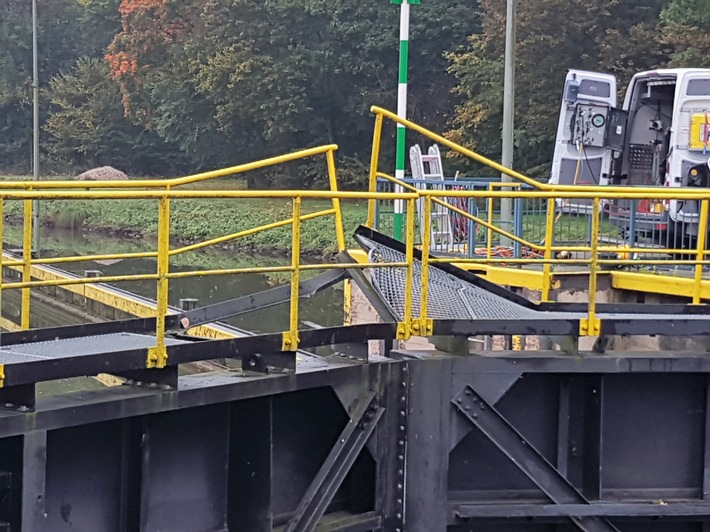 POL-NI: Nienburg-Containerschiff rammt Schleuse in Landesbergen