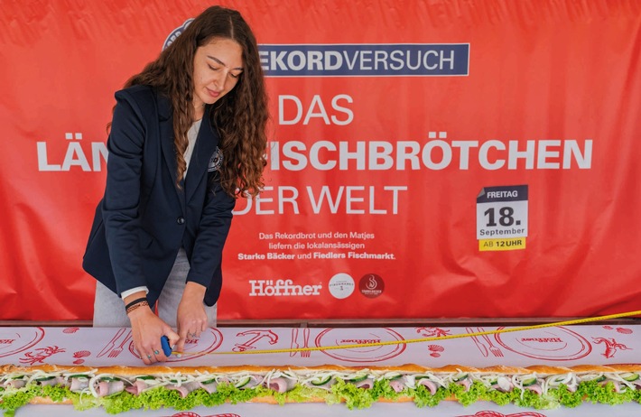 »Möbelhaus Höffner« präsentiert das längste Fischbrötchen der Welt (51,87 Meter)