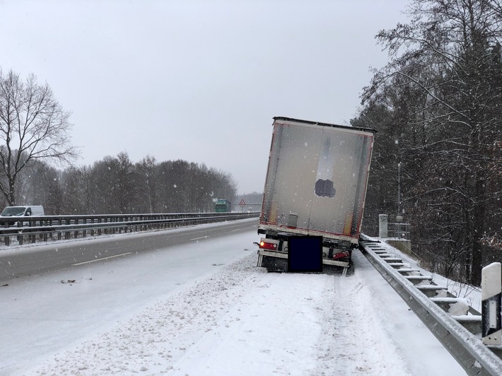 POL-CUX: Ohne erforderliche Fahrerlaubnis auf der A 27 +++ Zulassungsverstoß in Debstedt +++ Diverse witterungsbedingte Verkehrsunfälle