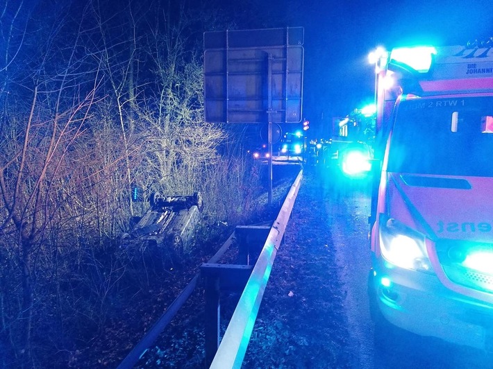 FW Horn-Bad Meinberg: PKW auf Dach im Graben - Rettungsdienst befreit eingeklemmte Person