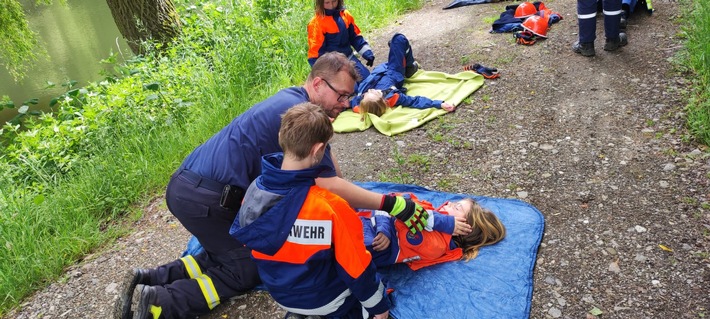 FW-AR: Jugendfeuerwehr trainiert Einsatzrealität