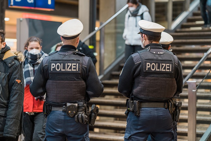 BPOL NRW: Gesuchter von Bundespolizei kontrolliert - Freund bewahrt ihn vor der Haft
