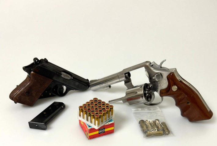 ZOLL-H: Familiengeschäft mit Schmuggelzigaretten / ZOLL stellt im Auftrag der Staatsanwaltschaft Duisburg illegale Zigaretten, Schusswaffen und Bargeld in Duisburg sicher
