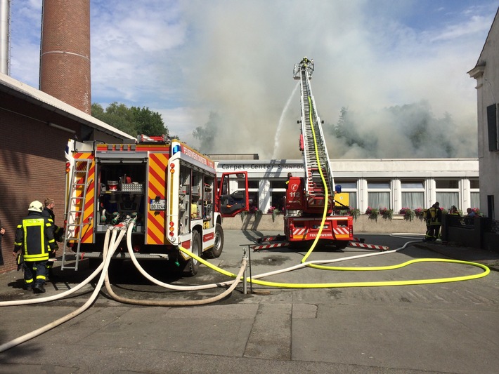 FW-Dorsten: Feuerwehr Dorsten bekämpfte Großbrand in einer Lagerhalle