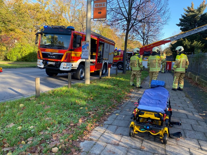 FW Dresden: Arbeiter vom Dach gestürzt