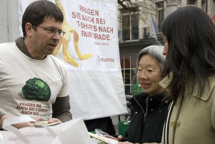 Helvetas: Helvetas verschenkt Bananen und Salate  auf dem Zürcher Paradeplatz