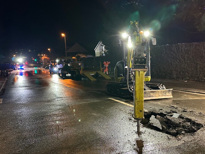 FW-EN: Wasserrohrbruch unter der Bochumer Straße