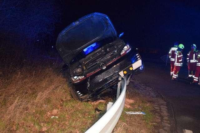 POL-NI: Rodenberg - PKW kommt nach Verkehrsunfall auf Schutzplanke zum Stehen