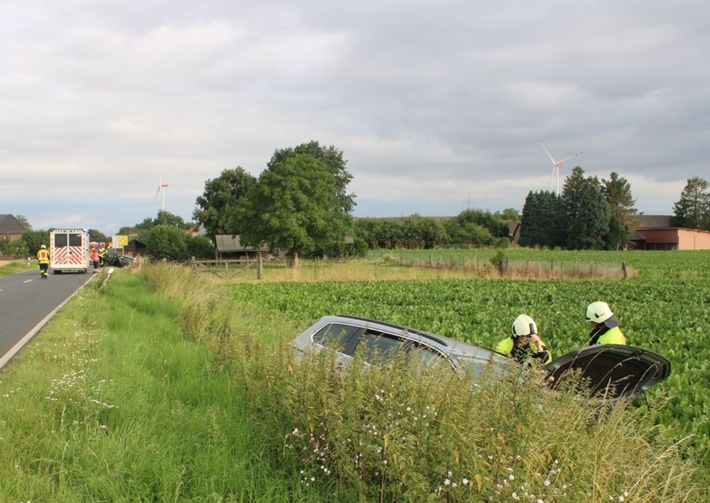 POL-DN: Nach Unfall im Acker gelandet