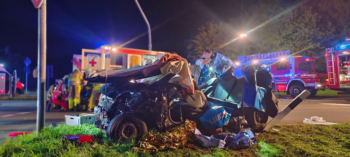 FW Grevenbroich: Drei Verletzte bei schwerem Verkehrsunfall bei Grevenbroich / Kollision zwischen LKW und Kleinwagen, aufwendige Rettung