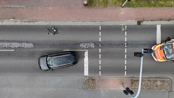POL-STD: Drochtersen: Schwerer Verkehrsunfall zwischen Radfahrer und Pkw