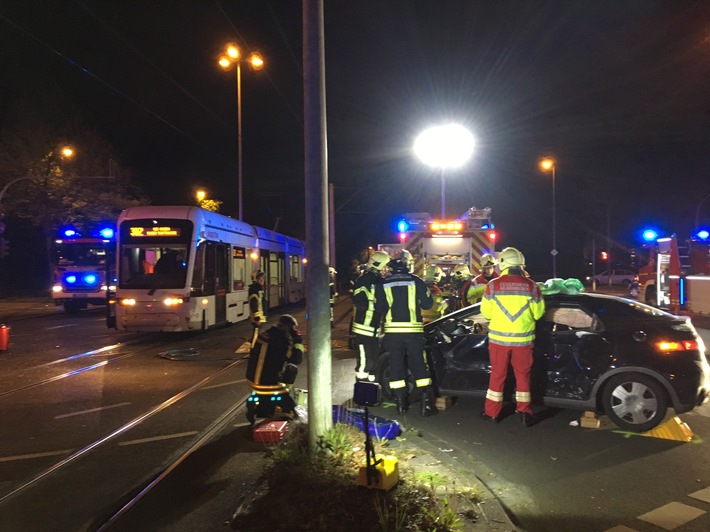 FW-GE: Verkehrsunfall mit einer Straßenbahn fordert drei verletzte Personen