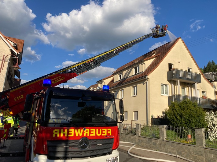 KFV-CW: Feuerwehr kann Ausbreiten eines Dachstuhlbrandes verhindern / Keine Verletzten / 300.000 Euro Sachschaden