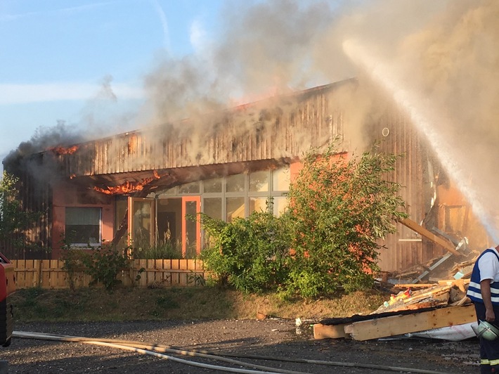 FW-HEI: Kindergarten wird Raub der Flammen
-Feuerwehr kämpft mit widrigen Bedingungen-
