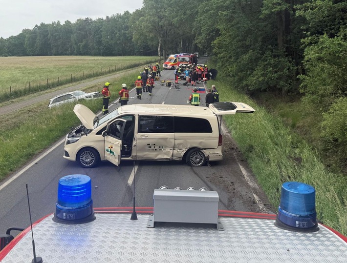 POL-STD: Sechs zum Teil schwerstverletzte Autoinsassen bei Verkehrsunfall auf Landesstraße 124