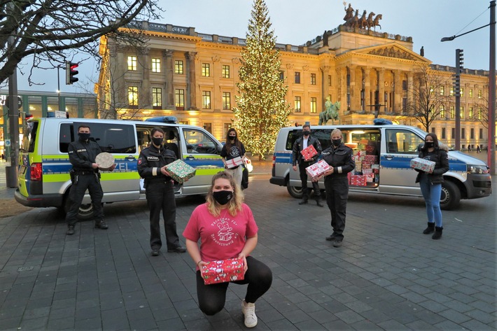 POL-BS: Polizei Braunschweig übergibt Geschenke an "Päckchen für Braunschweig e.V."