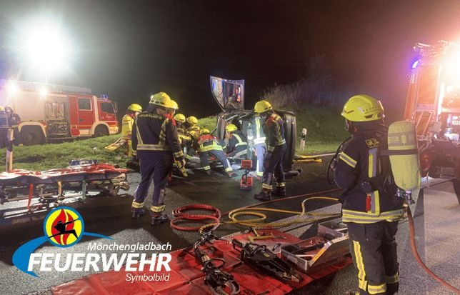 FW-MG: Verkehrsunfall im Kreuzungsbereich: Eine Person verletzt