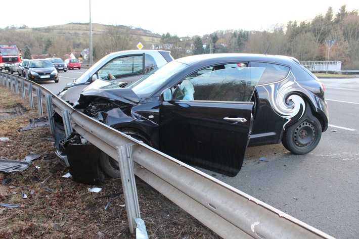 POL-PDKL: B 48, Winnweiler-Hochstein - Unfall mit zwei leichtverletzten Personen