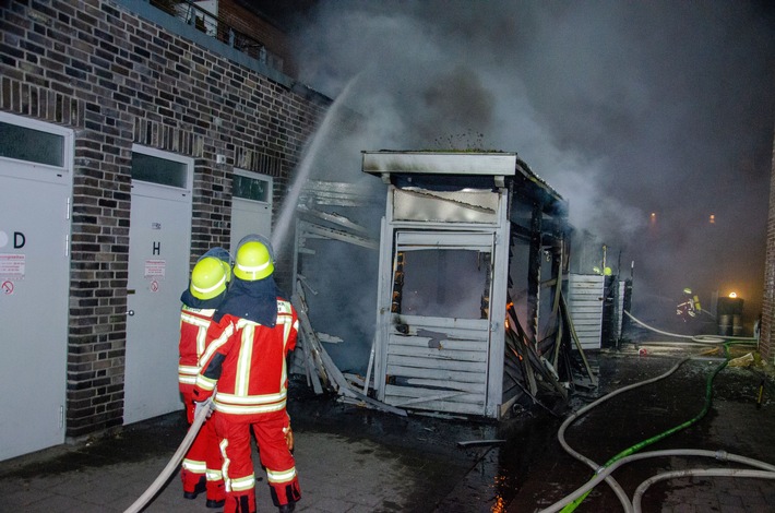 FW-RD: Nächtlicher Großeinsatz in Nortorf - Feuer in einem Wohn- und Geschäftshaus