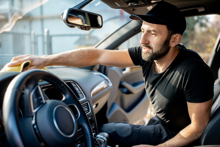 Professionelle Innenreinigung vor dem Autoverkauf: Wann sie sich in der Schweiz rechnet – und wann nicht