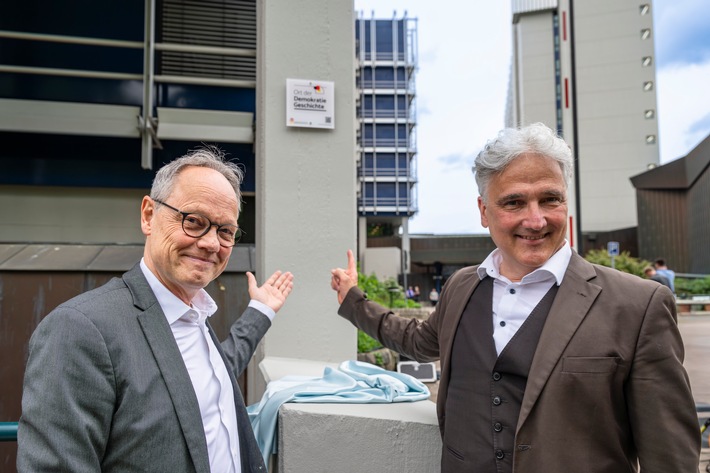 SWR als "Ort deutscher Demokratiegeschichte" gewürdigt / Plakette am Funkhaus Stuttgart enthüllt / Auch Baden-Baden und Mainz wurden ausgezeichnet