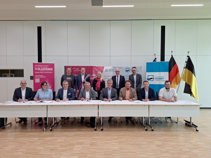Breitbandnetz im Landkreis Göppingen wächst: Zuwendungsvertrag für geförderten Glasfaserausbau unterzeichnet