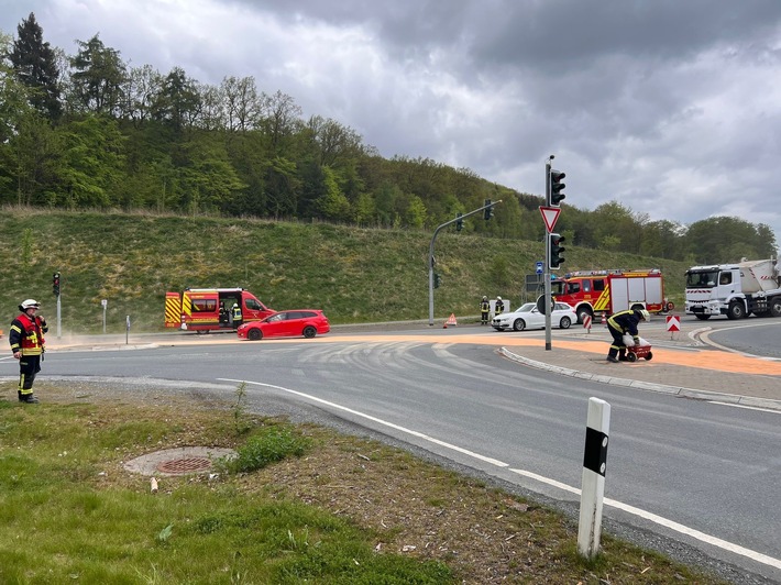 FF Olsberg: Verkehrsbehinderung durch große Ölspur auf B480 und B 7 in Olsberg