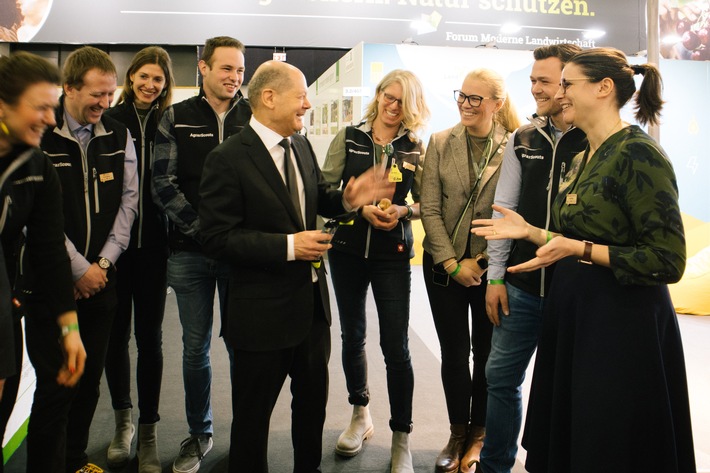 Grüne Woche: Bundeskanzler Olaf Scholz besucht ErlebnisBauernhof - Dialog und Nachhaltigkeit im Fokus