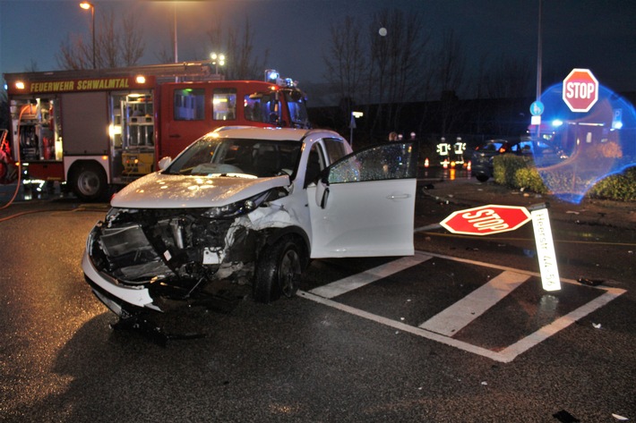 POL-VIE: Schwalmtal-Waldniel: Stoppschild missachtet: Drei Verletzte bei Verkehrsunfall