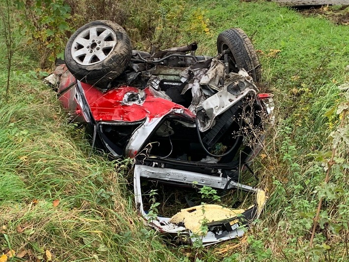 FW-Velbert: Schwerer Verkehrsunfall auf der Asbrucher Straße