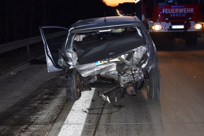 POL-PDKL: Folgenschwerer Fahrstreifenwechsel; Verkehrsunfall mit drei Verletzten