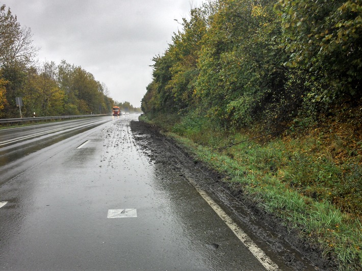 POL-NI: Lkw flüchtet nach Unfall und verschmutzt Bundesstraße