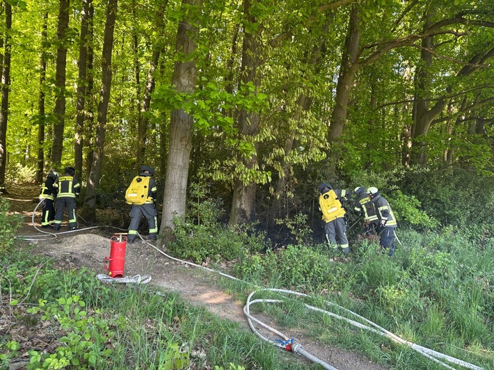FW-EN: Wetter - Feuerwehr löscht Feuer im Wald