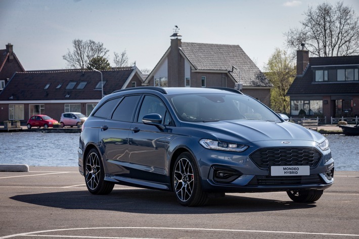 "Moderner Fuhrpark. Modernes Unternehmen": Unter diesem Motto spricht Ford ab sofort mit der "Gewerbewochen"-Herbst-Initiative gezielt Firmen und Betreiber kleiner und mittelgroßer Flotten an, die ihre Innovationskraft auch durch ihre Dienstwagen nach außen darstellen wollen - etwa mit dem neuen Flaggschiff im Flottenangebot von Ford, dem elektrifizierten Ford Mondeo Hybrid Turnier (BIld). Ihn bietet der Kölner Automobilhersteller zusammen mit Ford Lease1 während der Gewerbewochen mit dem besonders günstigen Full-Service-Leasing bereits ab einer monatlichen Leasingrate von 229,00 Euro netto (brutto: 272,51 Euro)2 ohne Leasing-Sonderzahlung bei einer Laufzeit von 36 Monaten und einer Gesamtfahrleistung von 30.000 Kilometern an. Weiterer Text über ots und www.presseportal.de/nr/6955 / Die Verwendung dieses Bildes ist für redaktionelle Zwecke honorarfrei. Veröffentlichung bitte unter Quellenangabe: "obs/Ford-Werke GmbH"