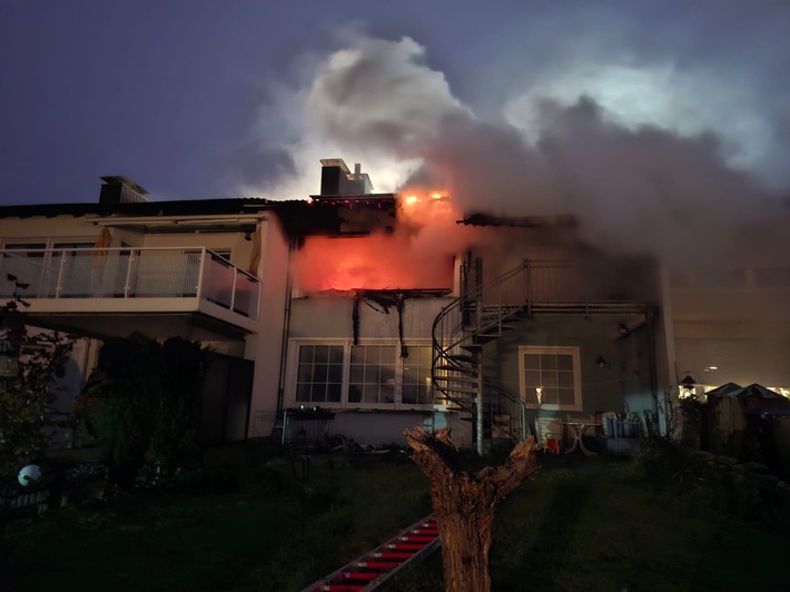 FW-DT: Wohnungsbrand mit Menschenleben in Gefahr - 6 Personen gerettet