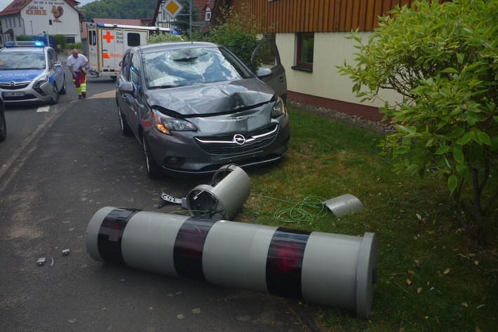 POL-OH: Kirchheim - Verkehrsunfall mit leichtem Personenschaden 
- &quot;Blitzer gefällt&quot;.